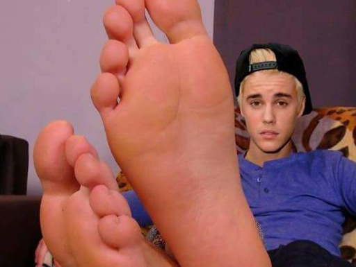 Justin Bieber gosta de acariciar pés