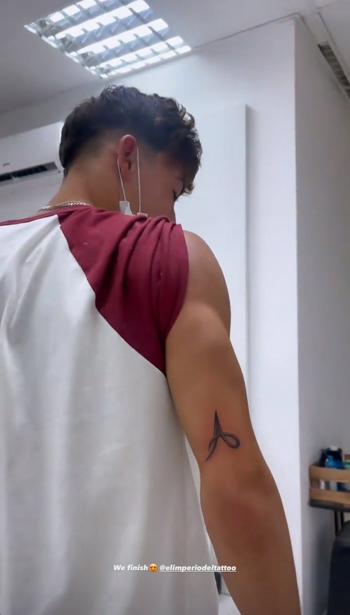 Now United: Alex Mandon Rey mostra tatuagens novas