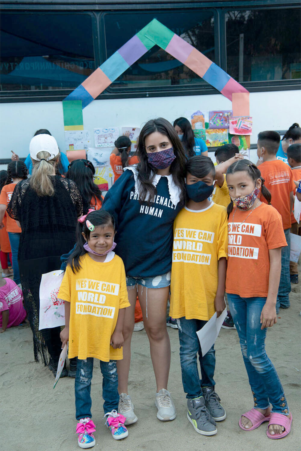 Camila Cabello visita abrigo de refugiados