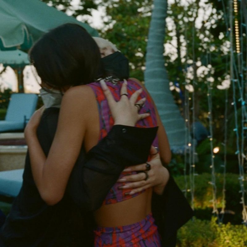Olivia Rodrigo e Billie Eilish se abraçam