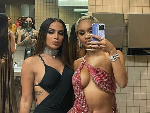 Foto de Anitta e Saweetie no banheiro do MET Gala vira meme