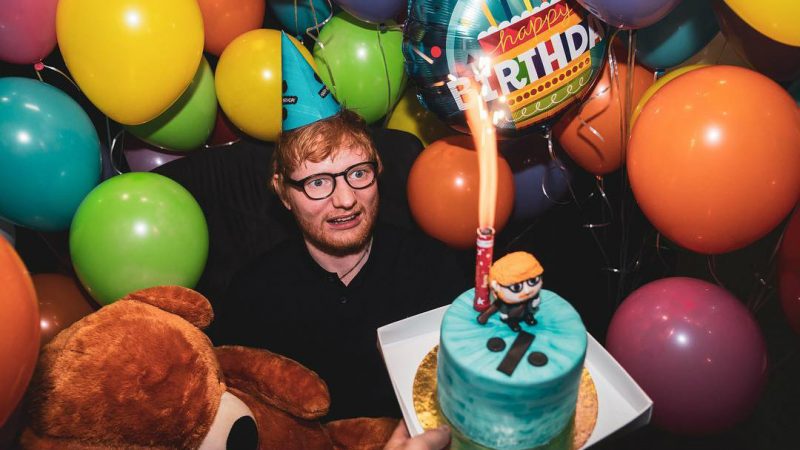 Ed Sheeran relembra festa de aniversário que passou no Brasil