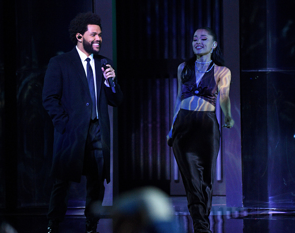 Ariana Grande e esposo encontram com The Weeknd no cinema