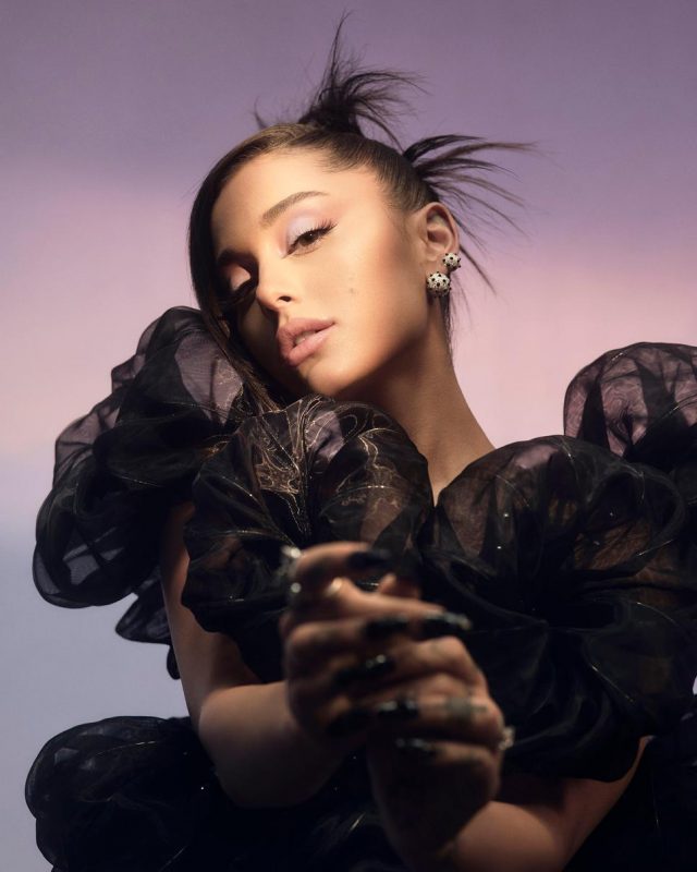 Ariana Grande entra no mercado da beleza com capa de revista 5