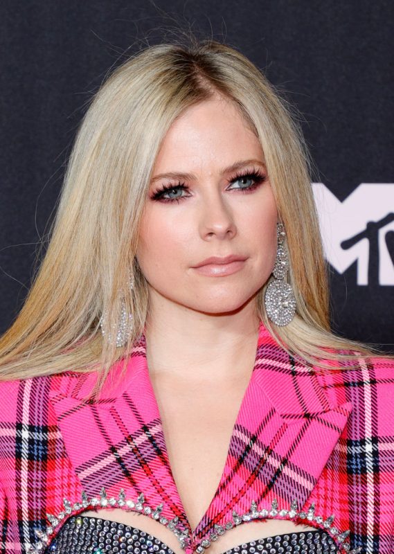 Avril Lavigne confirma álbum pop-puk e parceria especial