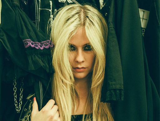 Avril Lavigne deixa de seguir celebridades que não a seguiam de volta