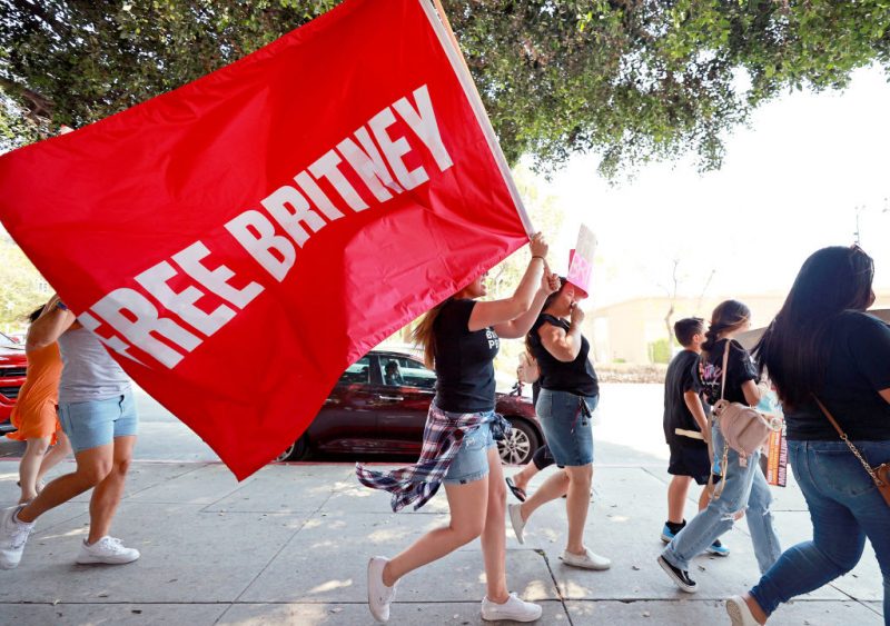 No dia de julgamento decisivo, Britney Spears aparece com camiseta do #FreeBritney
