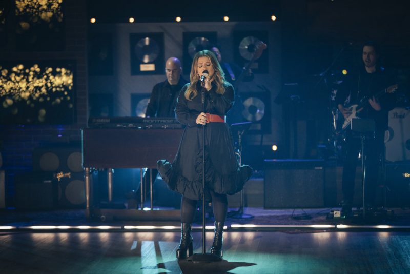 "Happier Than Ever": Kelly Clarkson se joga no rock em cover da Billie Eilish