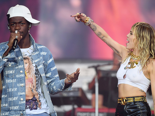 Lil Nas X canta com Miley Cyrus música mais íntima de álbum