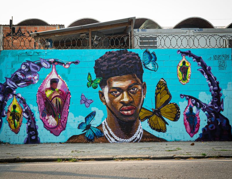 Lil Nas X vira tema de mural de arte urbana no Rio de Janeiro