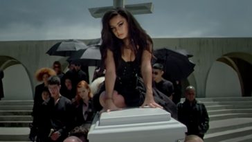 Charli XCX dança em funeral e enterro no clipe de "Good Ones"