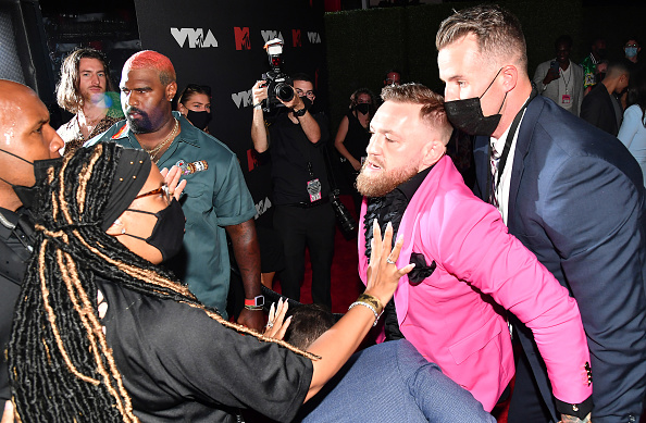 VMA 2021: fotos mostram lutador Conor McGregor fora de si no tapete vermelho