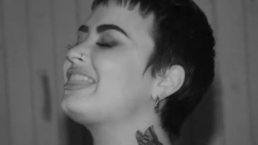 Demi Lovato canta para extraterrestres em vídeo