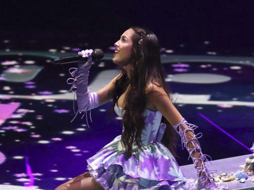 VMA 2021: Olivia Rodrigo faz performance com dançarinos, fogo e chuva de papel picado
