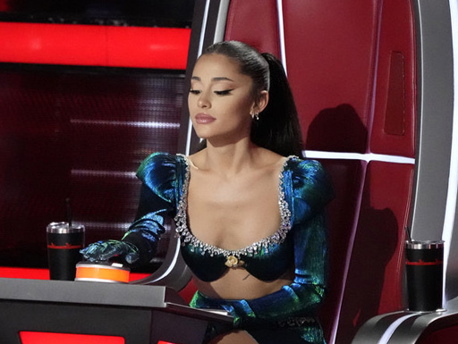 The Voice USA: Ariana Grande escolhe entre interpretações de músicas de Miley Cyrus e Selena Gomez