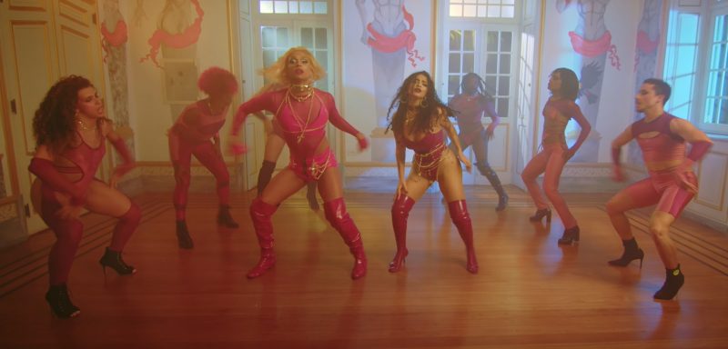 Bianca e Lia Clark lança clipe dançante e sensual para "Surra"