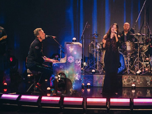Coldplay e Selena Gomez fazem primeira performance de "Let Somebody Go"
