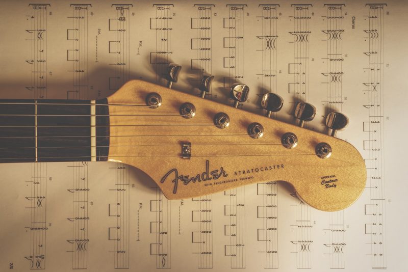 Fender diz que 16 milhões aprenderam a tocar guitarra na pandemia