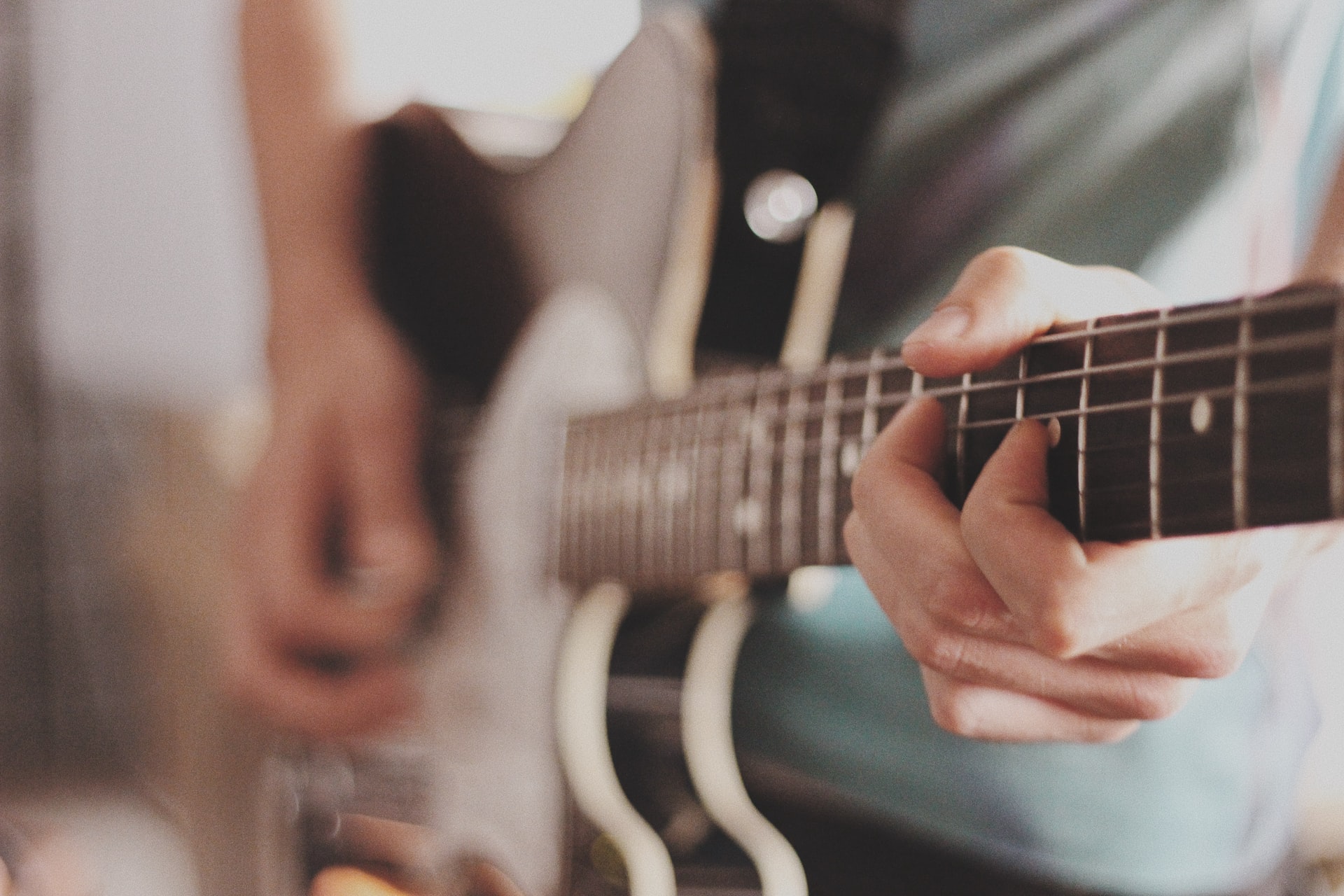 Fender diz que 16 mi aprenderam a tocar guitarra na pandemia