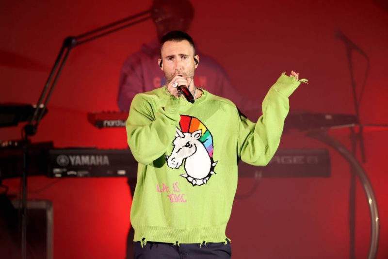 Maroon 5: Mulher sobe ao palco e agarram Adam Levine em show