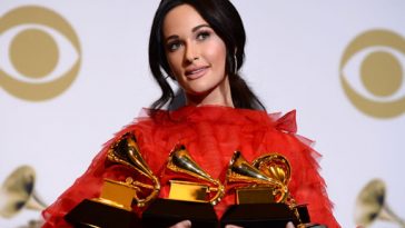 Grammy 2022: Kacey Musgraves é retirada de categorias country e comenta
