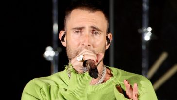 Maroon 5: Mulher sobe ao palco e agarram Adam Levine em show