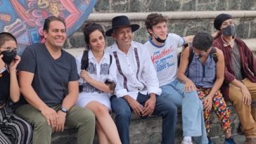 Fãs de Shawn Mendes e Camila Cabello causam tumulto em hotel no México e segurança faz intervenção