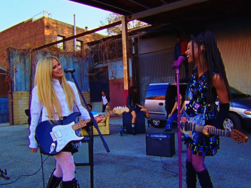 WILLOW e Avril Lavigne invadem a cidade no clipe de G R O W