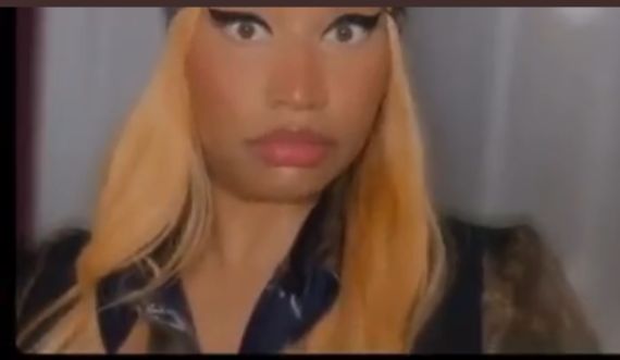 Nicki Minaj leva "bronca" de fã em live e fica sem reação