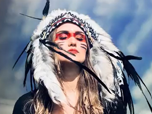 A reflexão em torno da capa do álbum de Dulce María: indígenas opinam