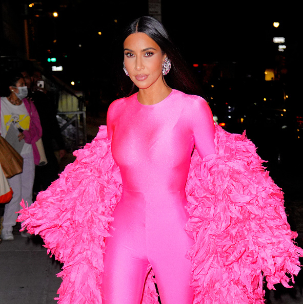 Kim Kardashian fala sobre Kanye West no Saturday Night Live