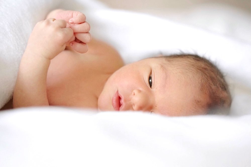 Junior Lima visita Sandy em maternidade após nascimento do sobrinho - Quem