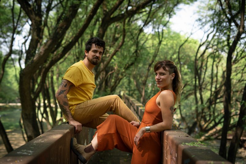 Leo Longo e Diana Boccara são filmmakers e juntos formam o duo-coletivo Couple of Things, responsável pela série ABITAH. 