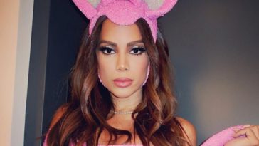 Anitta chama atenção com fantasias de Halloween