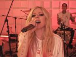 "Bite Me": Avril Lavigne faz a primeira performance de nova música