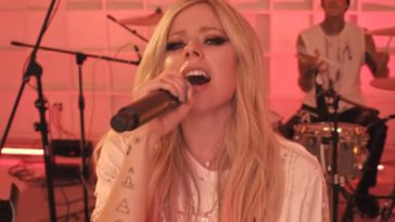 "Bite Me": Avril Lavigne faz a primeira performance de nova música