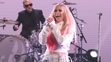 Avril Lavigne faz performance no programa da Ellen após 14 anos