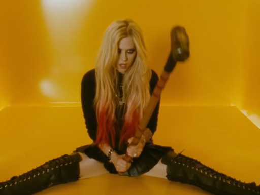 Avril Lavigne arma vingança para ex no clipe de "Bite Me"