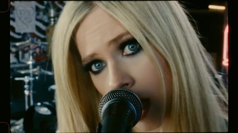 Avril Lavigne arma vingança para ex no clipe de "Bite Me"
