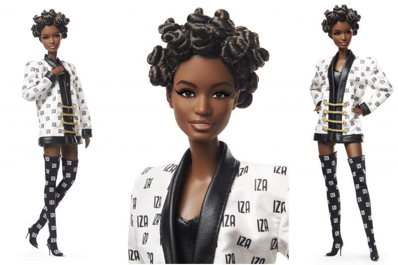 Homenegada pelo projeto "Mulheres Inspiradoras", IZA vira uma Barbie.