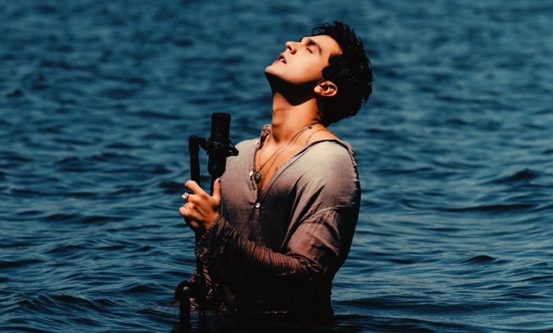 Luan Santana se afoga em emoções no clipe "Ilha"