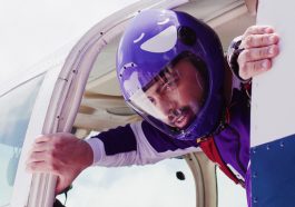 Pedro Sampaio pula de paraquedas para anunciar título de álbum