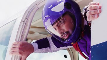 Pedro Sampaio pula de paraquedas para anunciar título de álbum