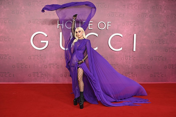 Casa Gucci: Lady Gaga vai com vestido esvoaçante à pré-estreia