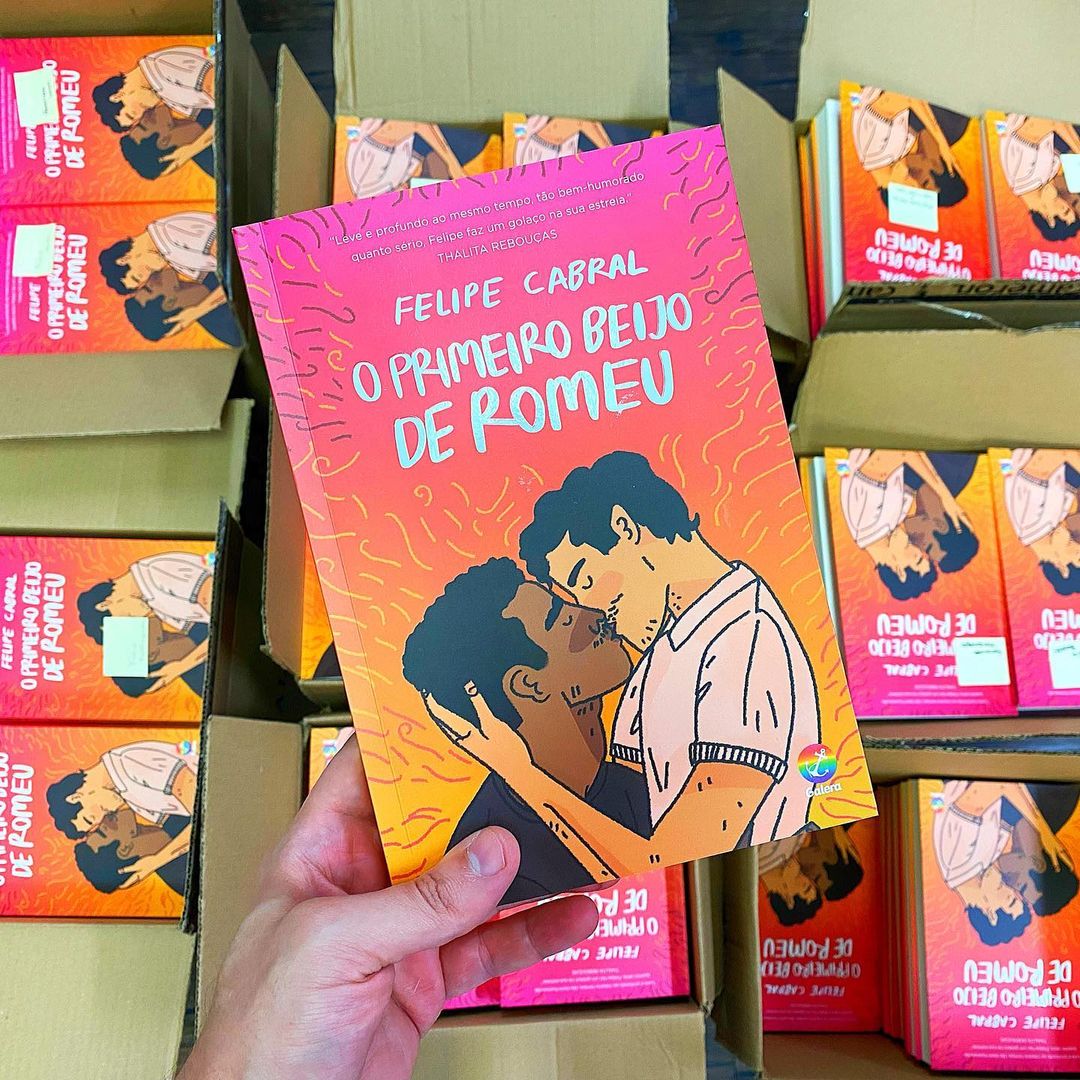 Festa no vale! É lançado 1º livro 'young adult' brasileiro com beijo de dois garotos na capa