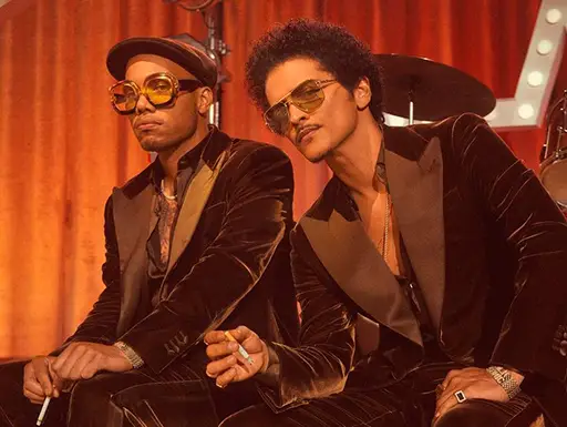 Bruno Mars lança clipe para nova música do grupo Silk Sonic