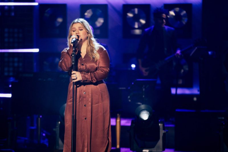 Kelly Clarkson canta "Leave The Door Open" com vocais potentes