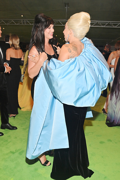 Katy Perry recebe flores de Lady Gaga