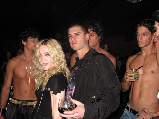 Rodeada de boys sem camisa, vazam fotos de Madonna em festas da Sticky & Sweet Tour