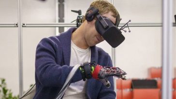Mark Zuckerberg utilizando a Realidade Virtual